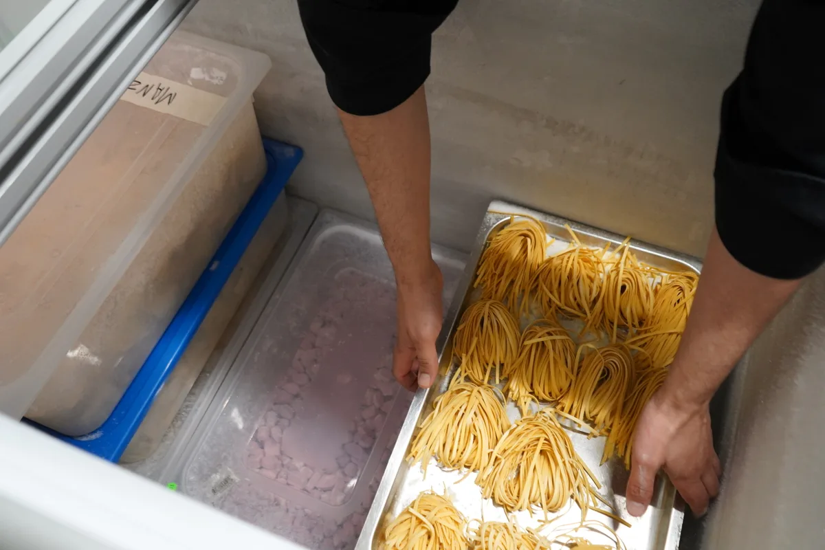 Tiefkühler mit den hausgemachten Teigwaren